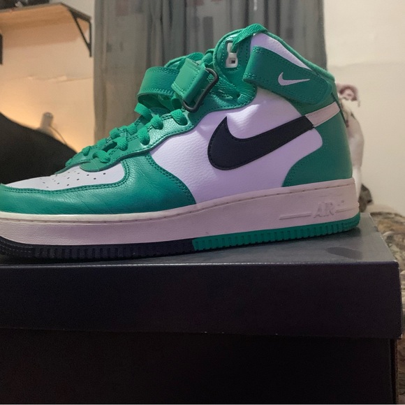 Nike Air Force 1 Mid LV8 - Picture 1 of 11